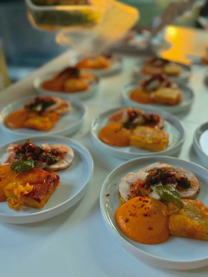 Assiettes dressées pour une prestation de chef privé à domicile